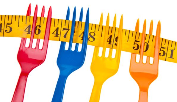 centímetro en tenedores simboliza la pérdida de peso en la dieta Dukan