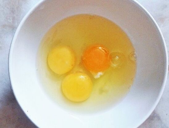 Huevos crudos