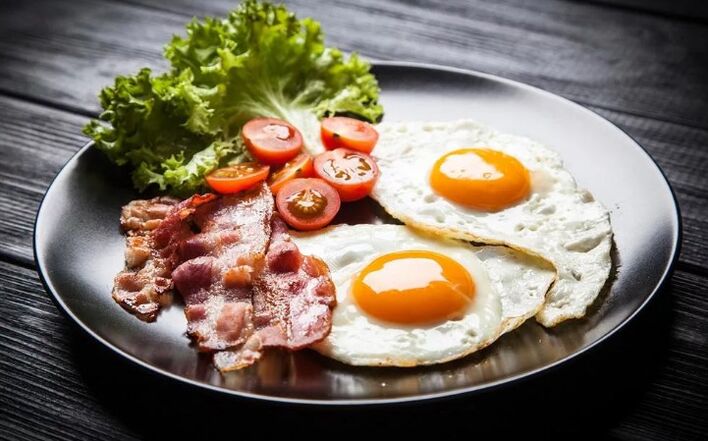 Dos huevos de dos huevos con tocino