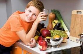 Chica en una mesa con productos útiles