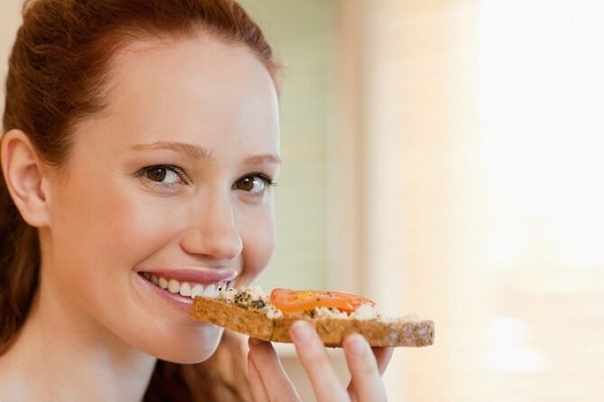 Chica con un sándwich