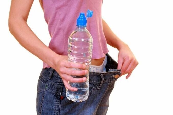 La cantidad requerida de agua por día para perder peso